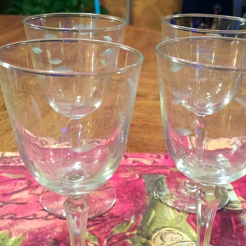 Set of etched wine 🍷glasses